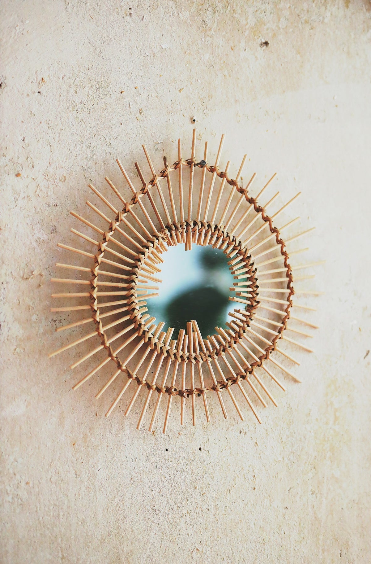 Runder Wandspiegel mit Rattanrahmen