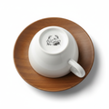 Tasse umgedreht mit Logo am Boden