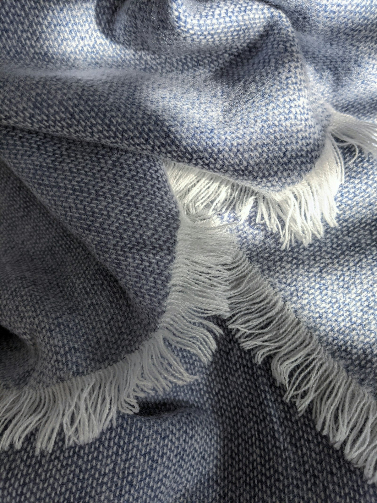 Graues Wollplaid mit Fransen