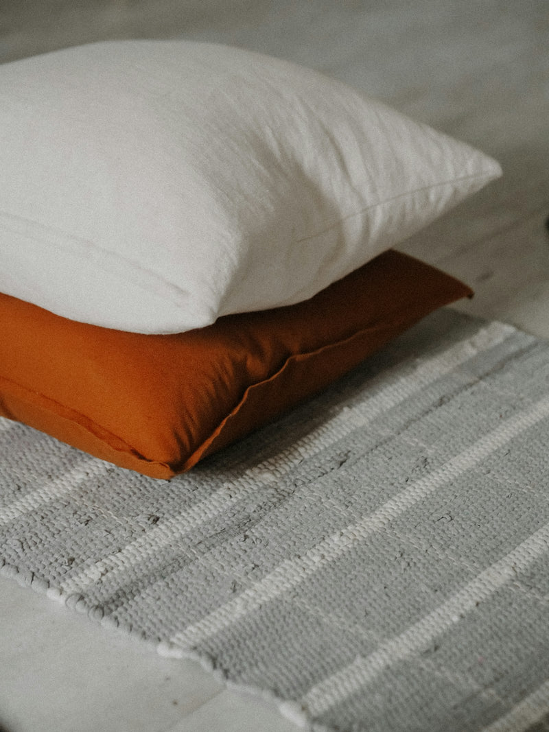 Kissen aus Leinen in Terracotta und Weiss