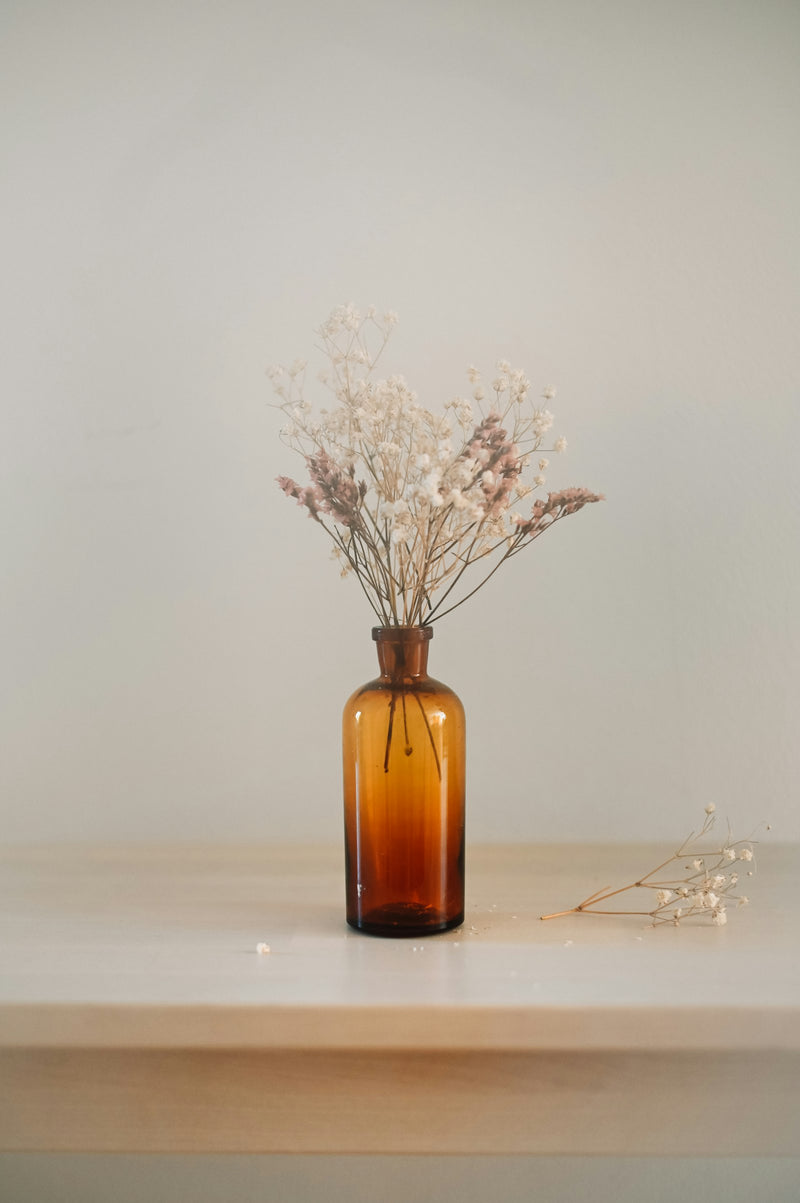 Trockenblumen in einer Braunglas-Vase