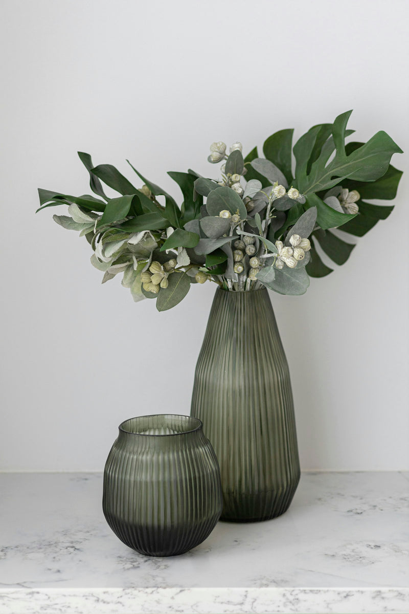 Riffelglas-Vasen in Salbeigrün mit Blumen