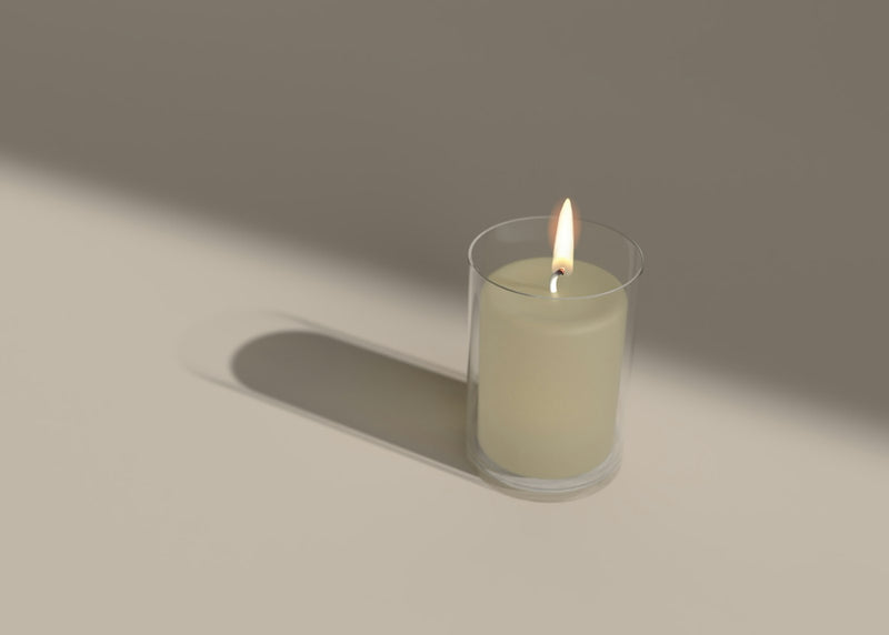 Brennende Duftkerze im Glas