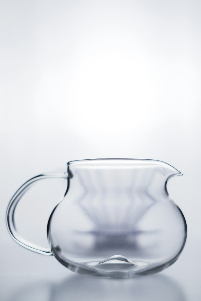 Klarer Glaskrug mit Henkel